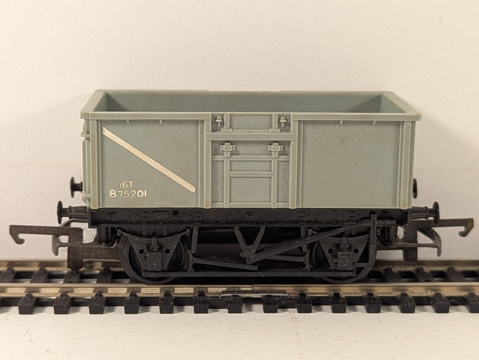 Tri-ang R243 OO Gauge BR Grey 16 Ton Mineral Wagon