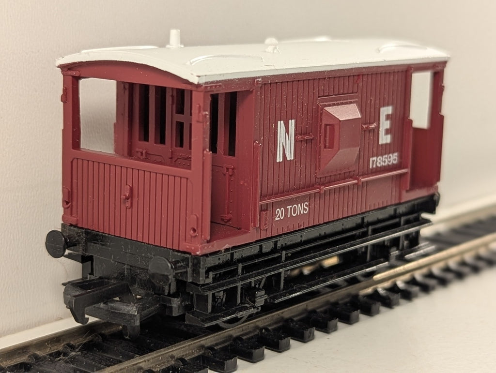 Mainline 37-140 LNER 20 Ton Brake Van Brown OO Gauge