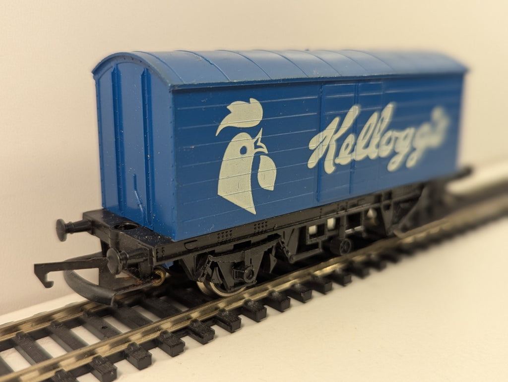 Hornby R222 OO Gauge Kelloggs Closed Van Wagon