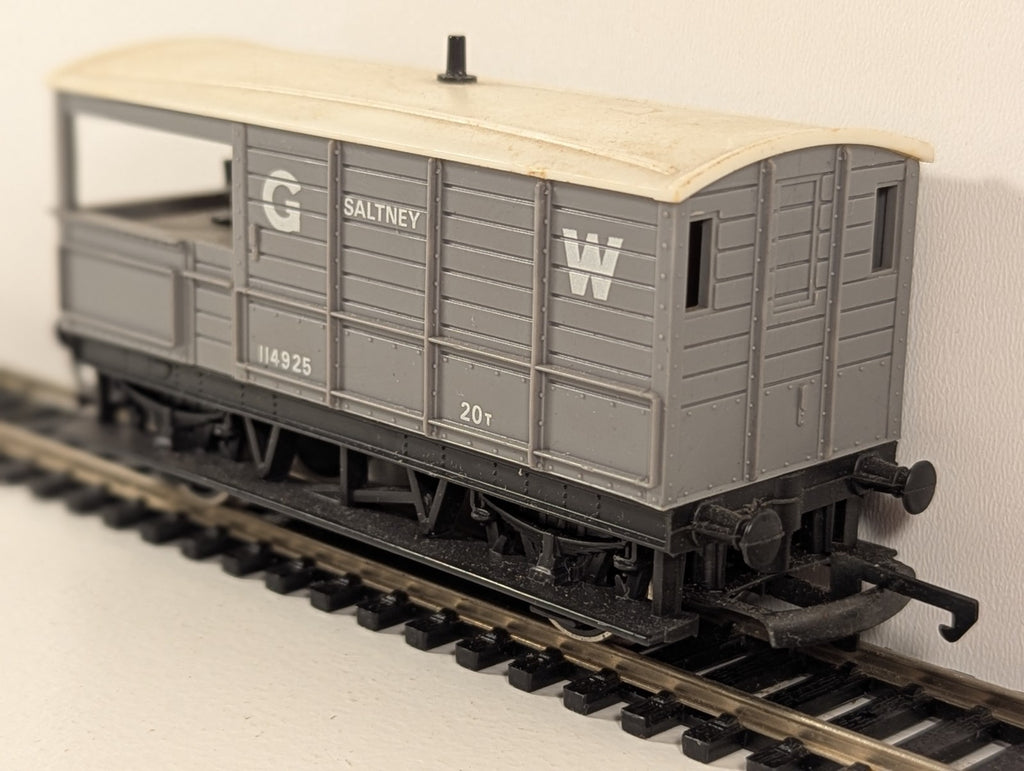 Hornby R018 OO Gauge GWR 20-Ton “Toad” Brake Van No. 114925 – Saltney (Grey)