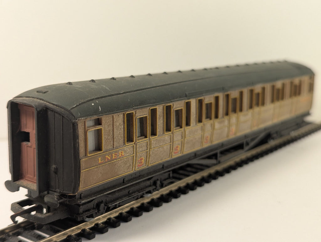 Hornby RailRoad OO Gauge LNER Teak Composite Coach Repainted Roof