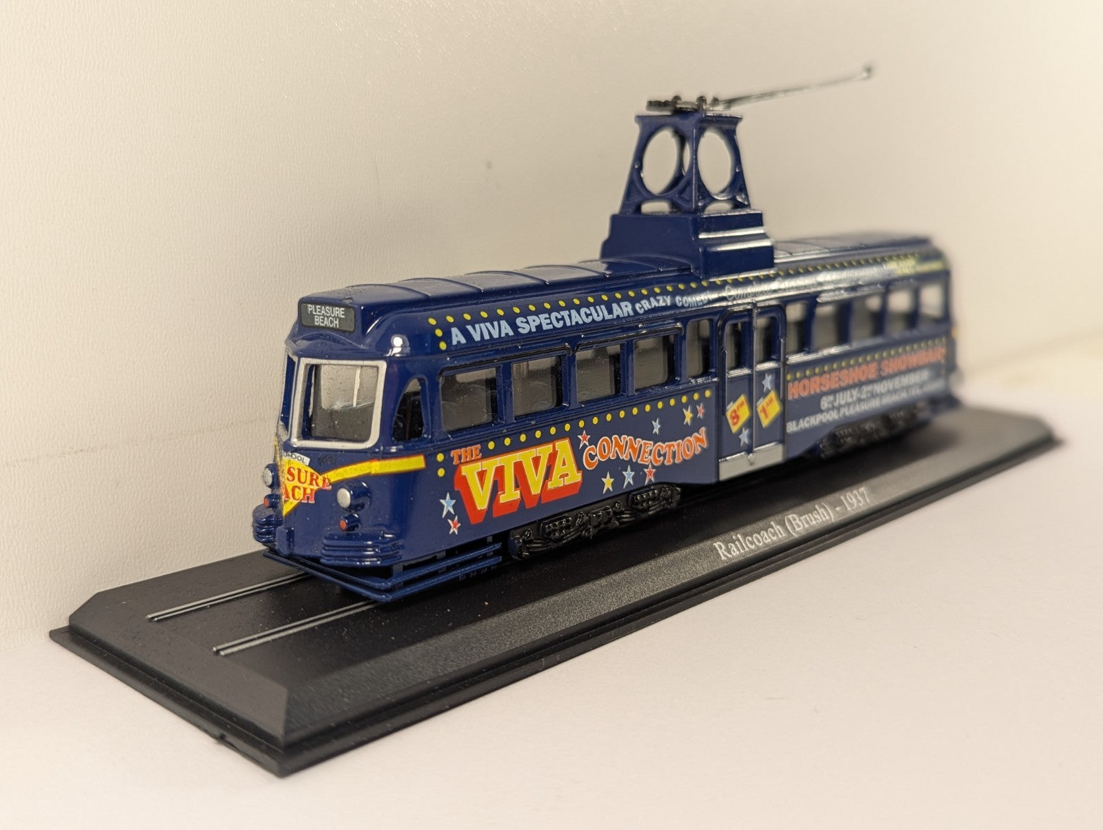 Corgi 1:76 / OO Scale Blackpool Brush Railcoach Diecast Model 621
