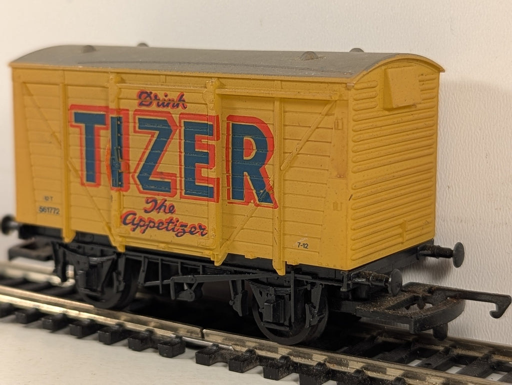 Airfix OO Gauge 12 Ton Box Van Goods Wagon 561772 Tizer Yellow 54378-7
