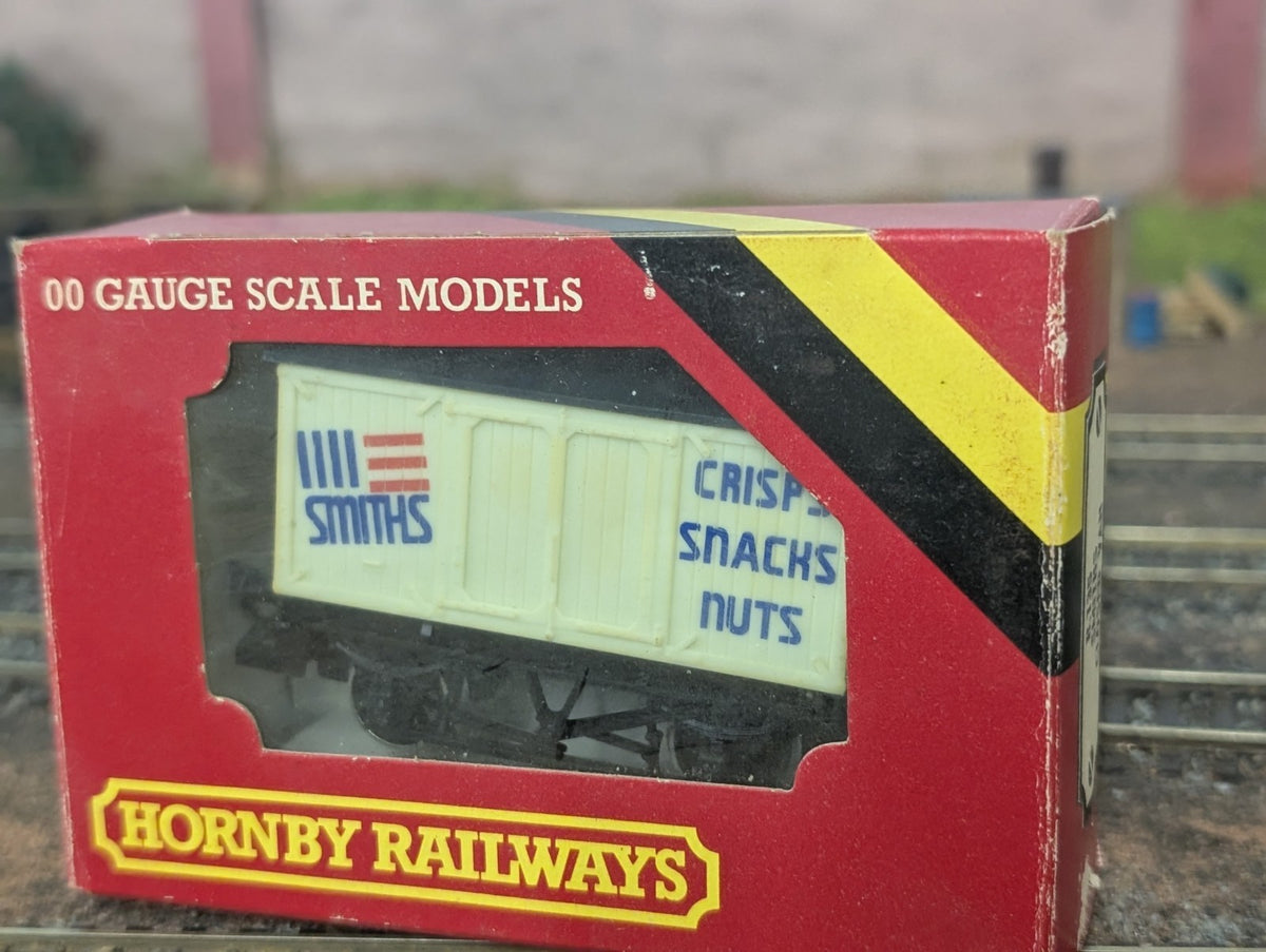 Hornby R135 Smiths Snacks Closed Van OO Gauge