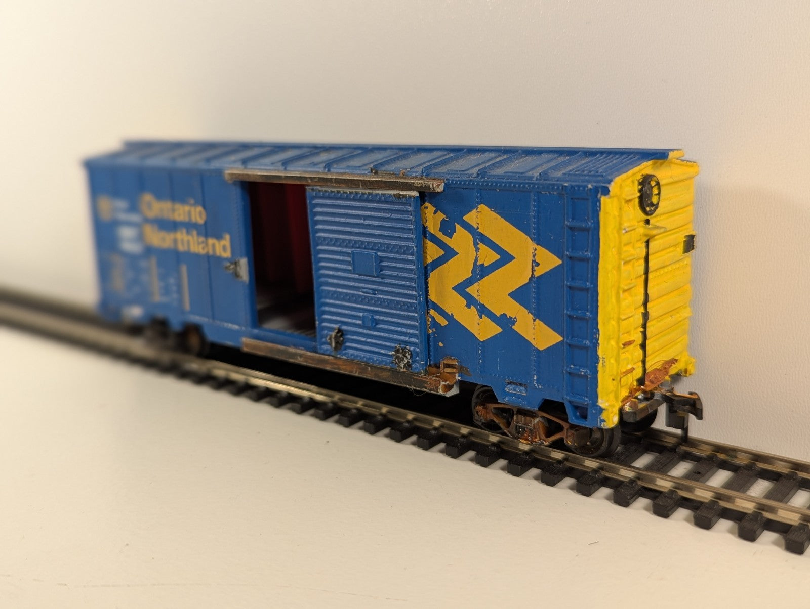 Roundhouse – Ontario Northland 50' Plug-Door Boxcar (H0 Gauge)