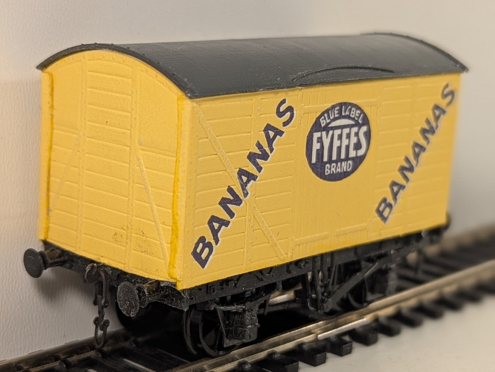 Peco OO Gauge Fyffes Bananas Van - Missing Couplings
