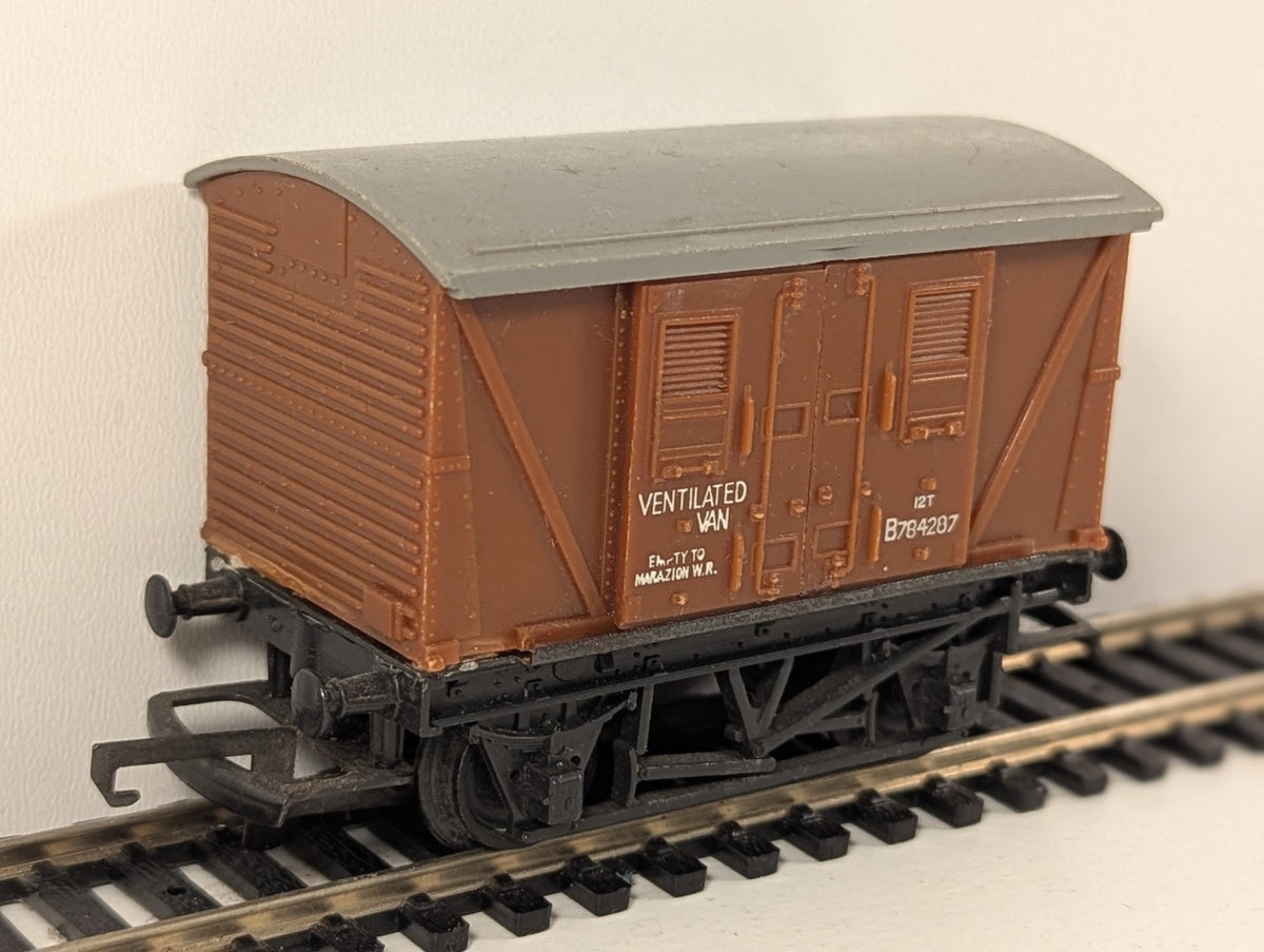 Tri-ang R11A OO Gauge 12-Ton Closed Van