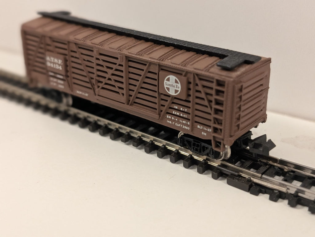 Bachmann 40' Single Door Stock Car “Santa Fe” No. 94134 – N Gauge