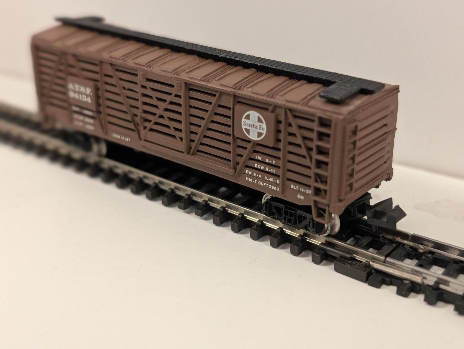 Bachmann 40' Single Door Stock Car “Santa Fe” No. 94134 – N Gauge