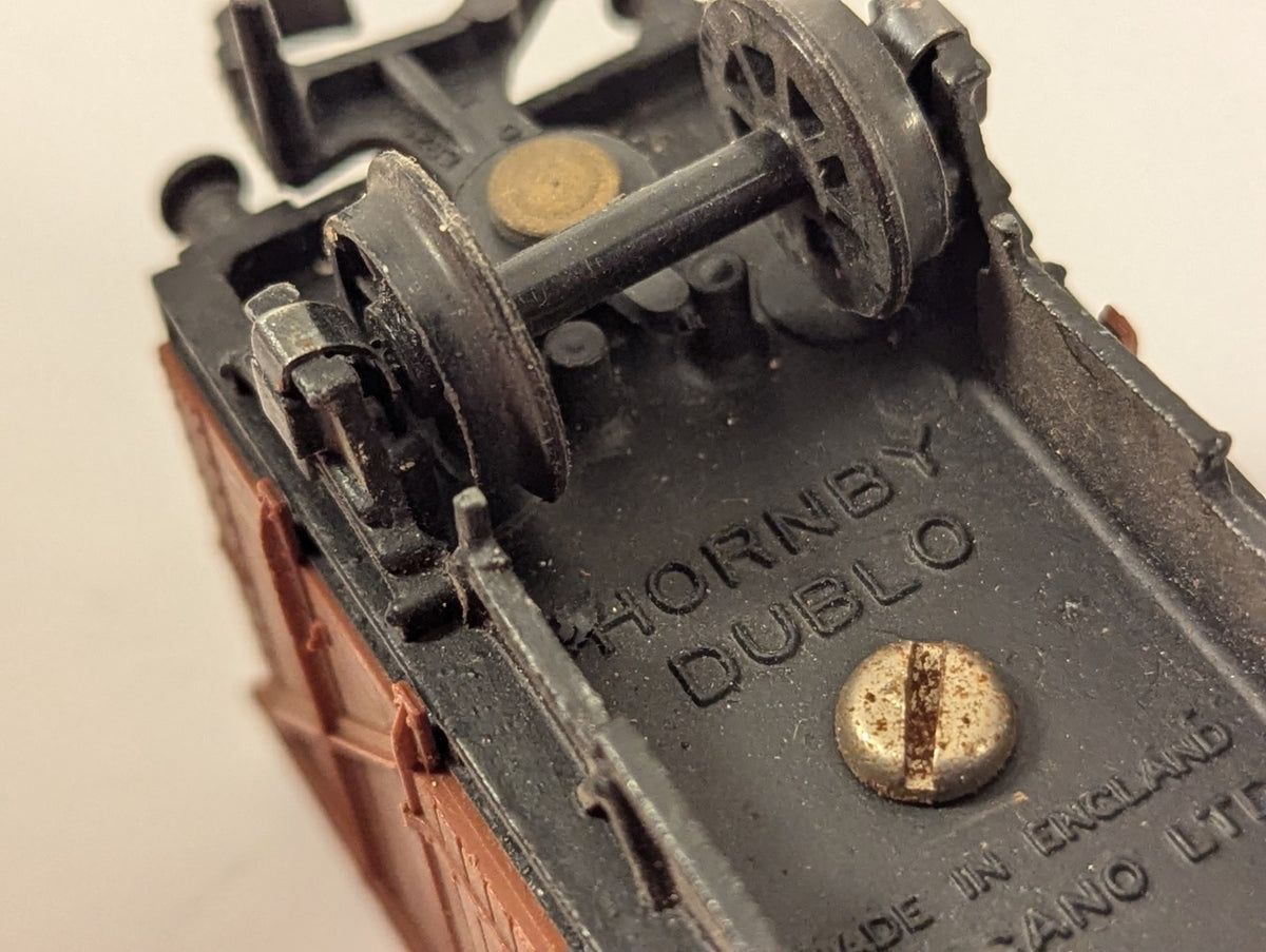 Hornby Dublo OO Gauge BR Closed Vent Van Pair - missing buffer