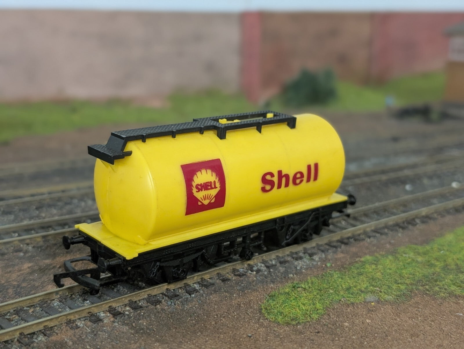 Hornby R227 OO Gauge Shell Tank Wagon