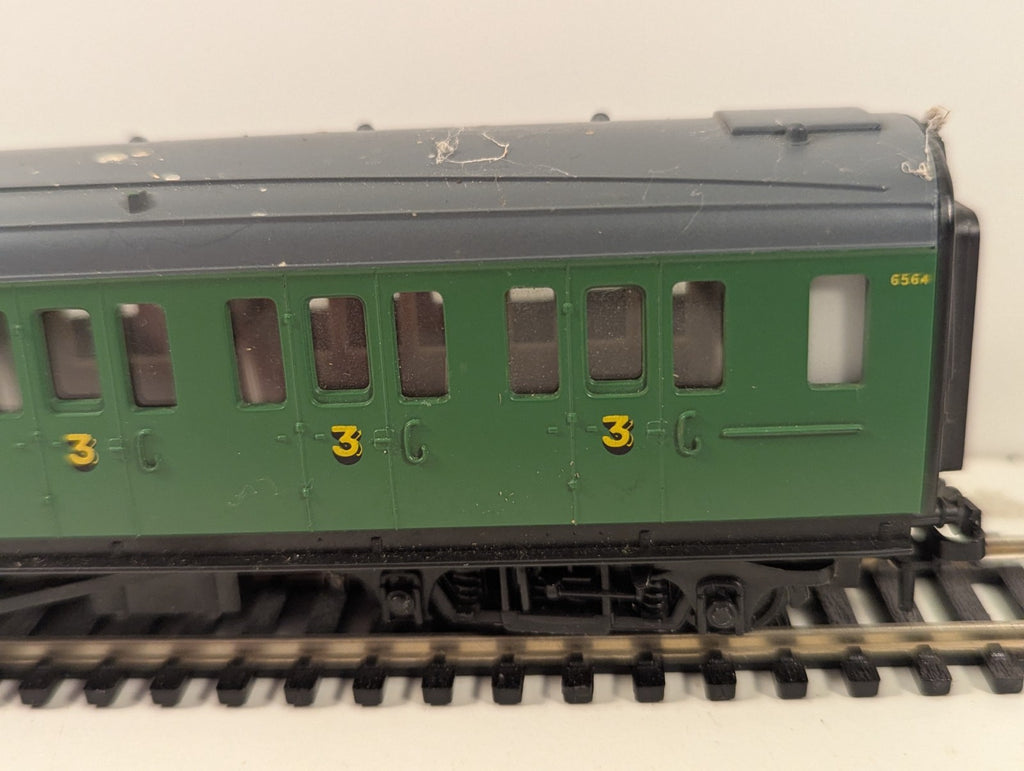 Hornby R4744 OO Gauge SR Maunsell Brake Coach Green – Needs Clean