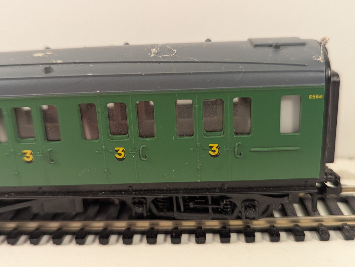 Hornby R4744 OO Gauge SR Maunsell Brake Coach Green – Needs Clean