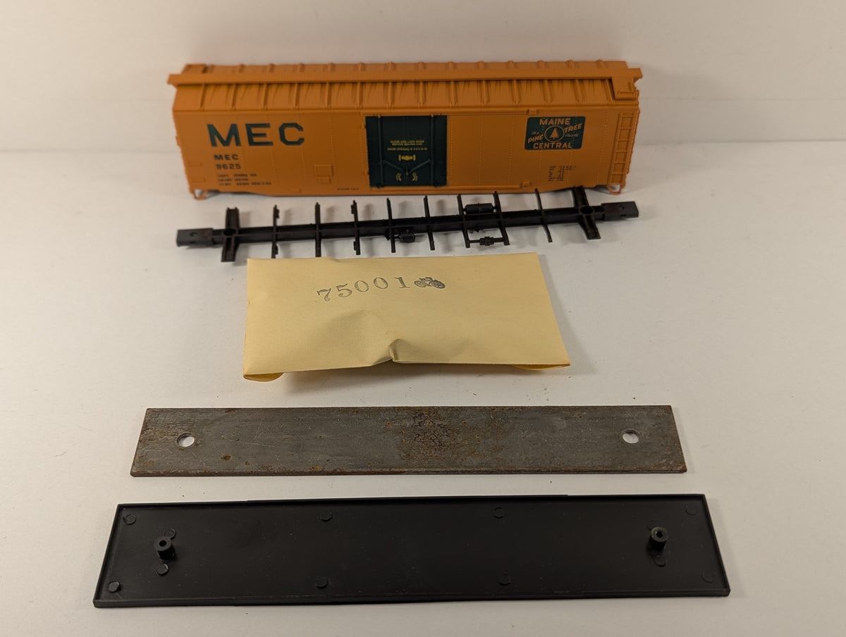 Athearn HO Gauge Maine Central 50ft Plug Door Boxcar 9625 Maine Central (Orange)