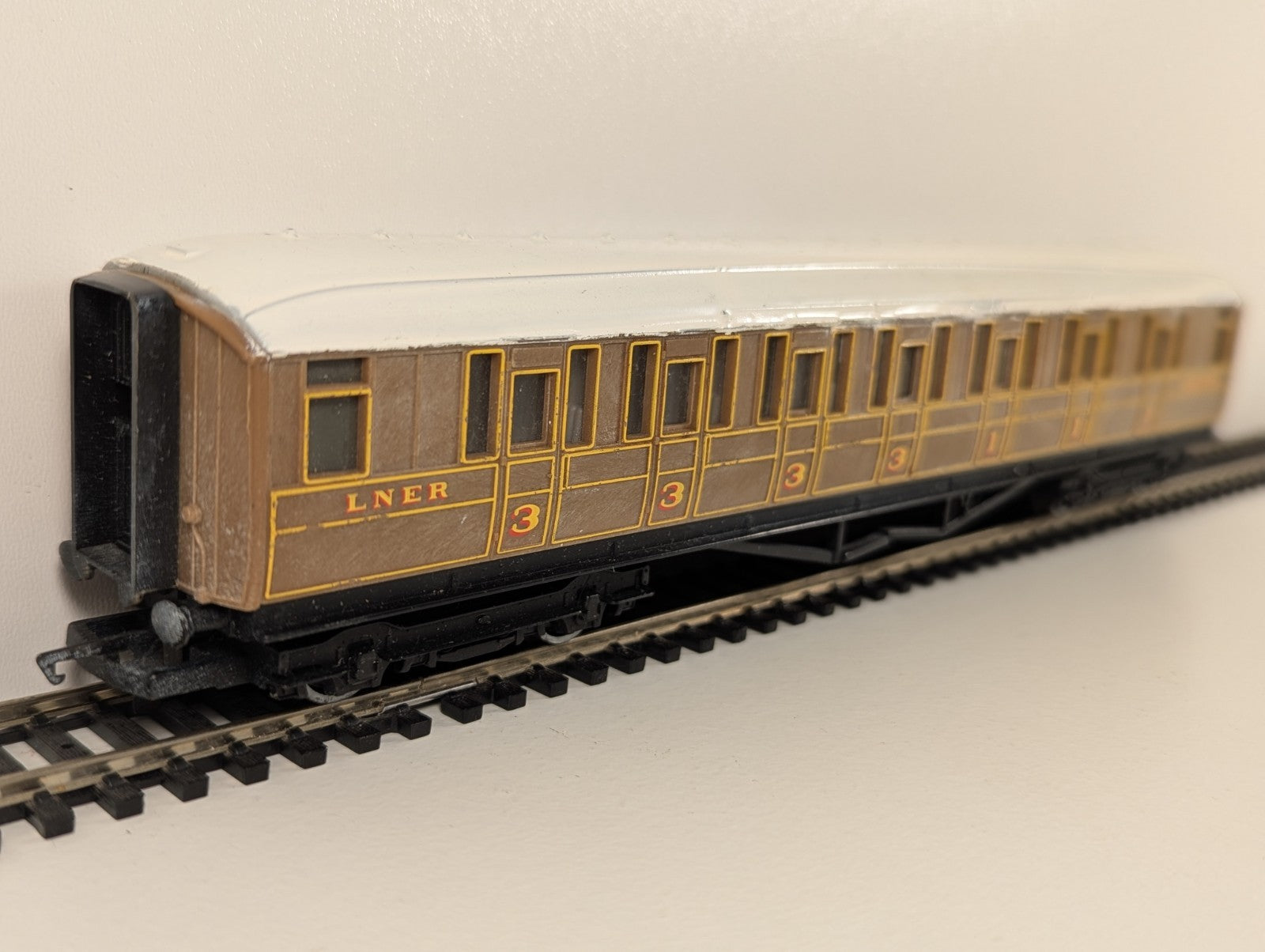 Hornby OO Gauge LNER Teak Composite Coach No. 22356 – Repainted Roof