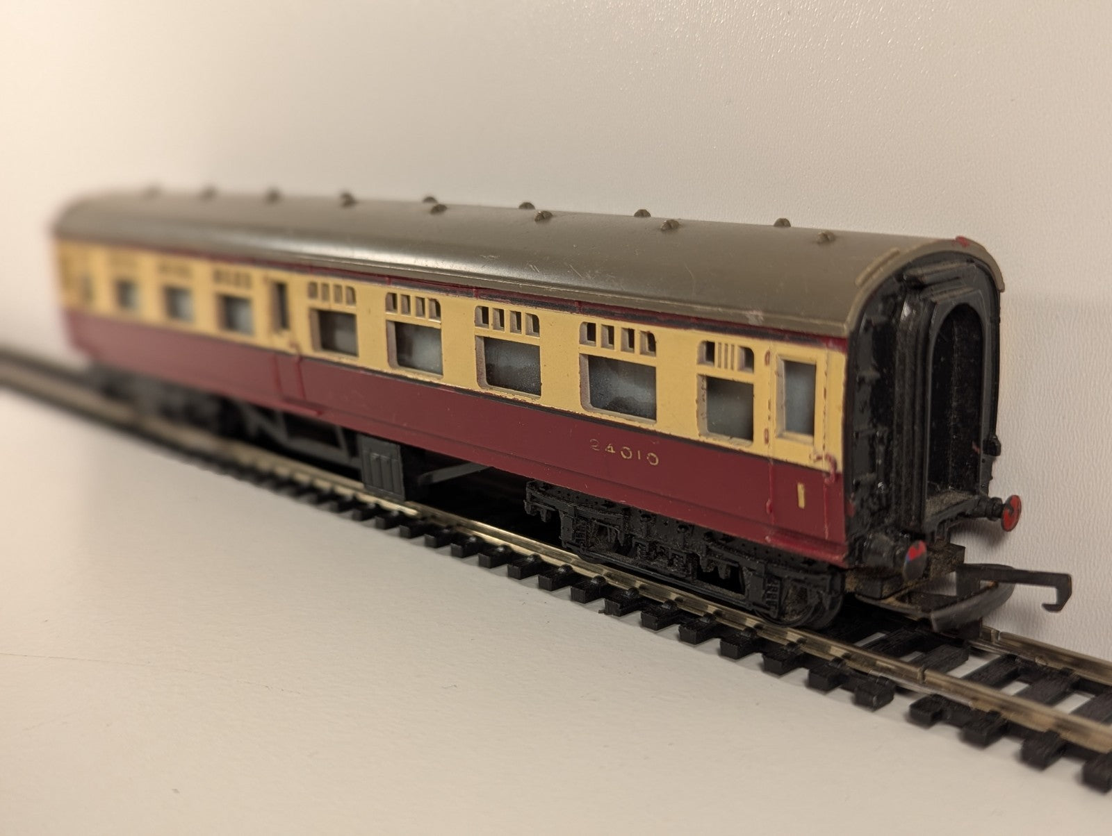Tri-ang R29 – BR Main Line Composite Coach (Crimson & Cream, 24010) – OO Gauge