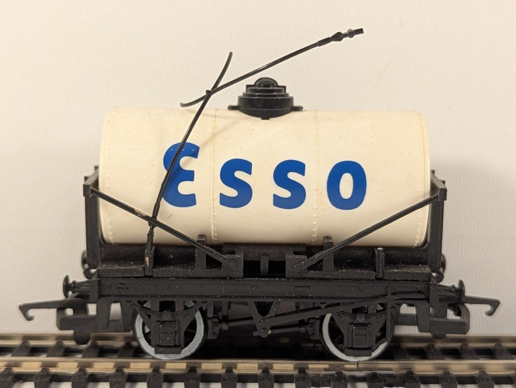 Hornby R096 OO Gauge White Esso Tanker Broken Cross Piece