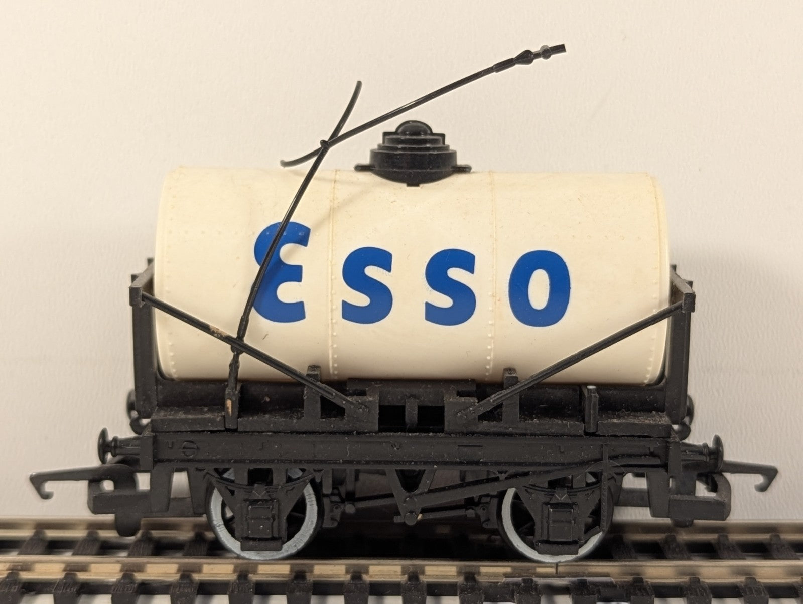 Hornby R096 OO Gauge White Esso Tanker Broken Cross Piece