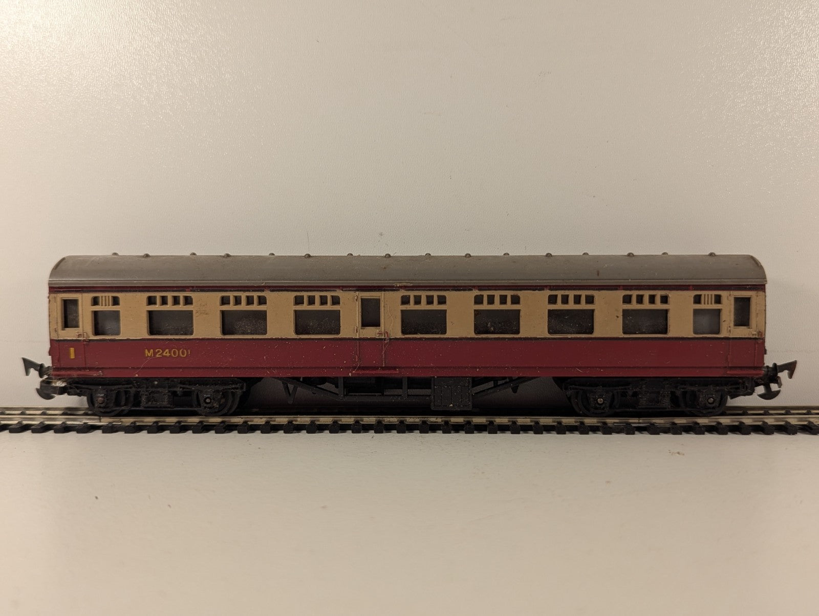 Tri-ang OO Gauge BR Crimson and Cream Composite Coach Passenger Coach