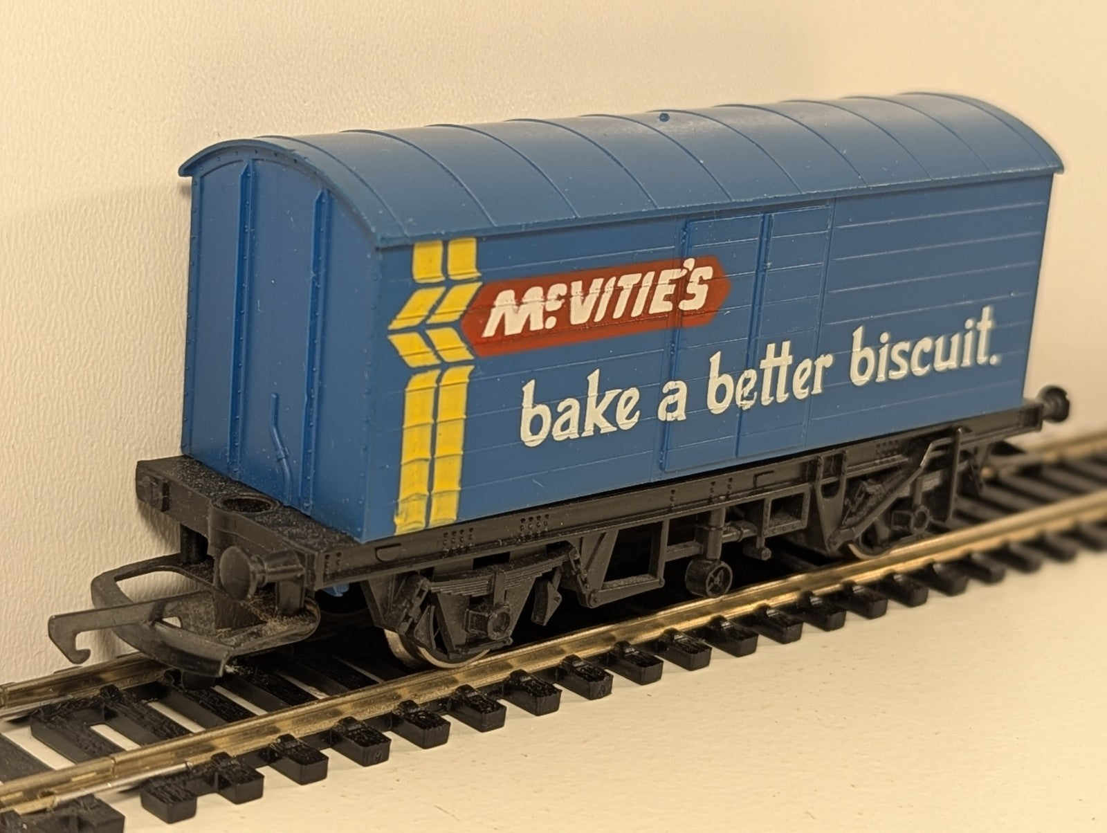 Hornby R727 OO Gauge McVitie’s Biscuits Closed Van
