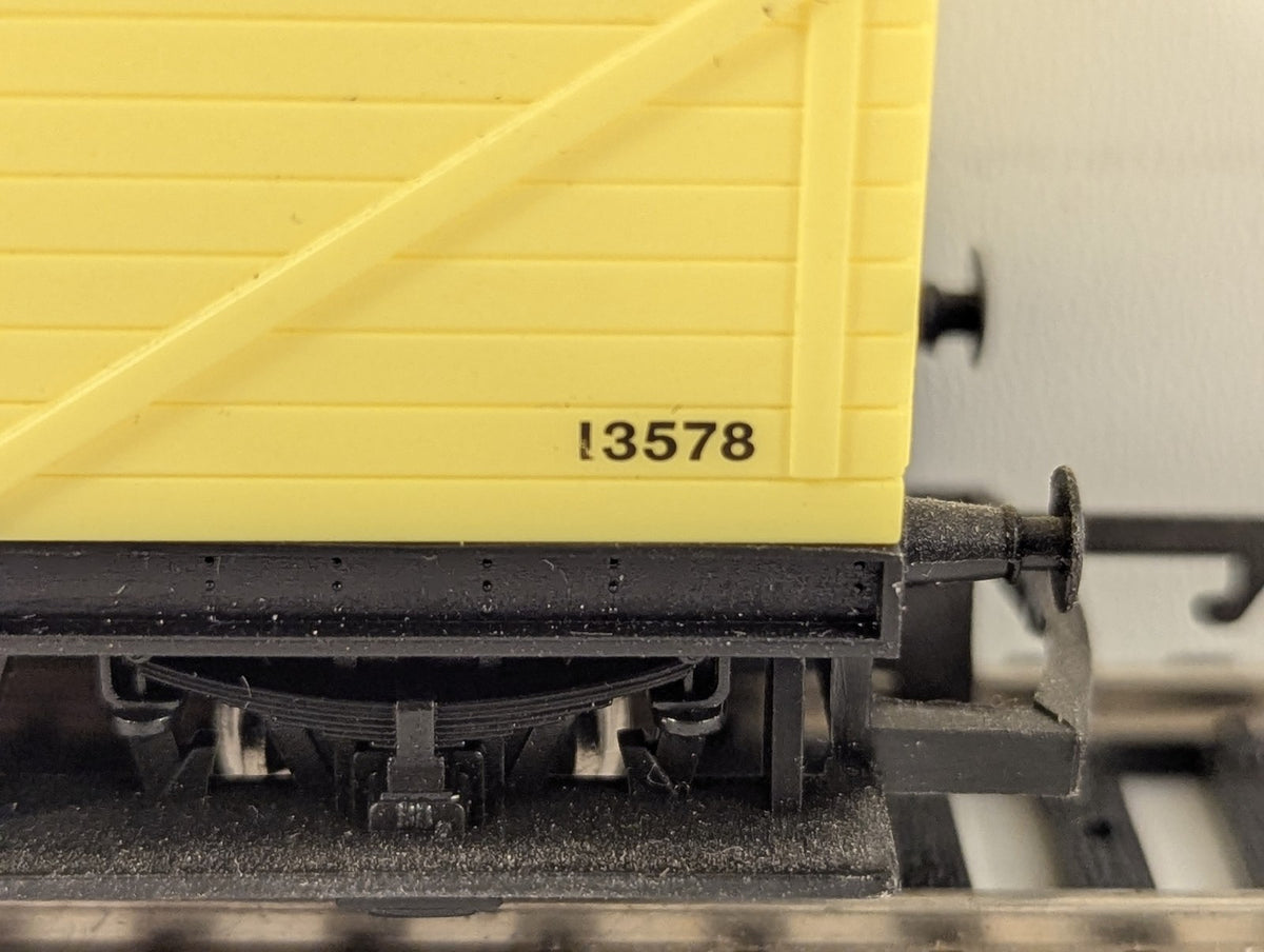 Hornby OO Gauge 5-Plank Open Wagon Goods Wagon 13578 Yellow