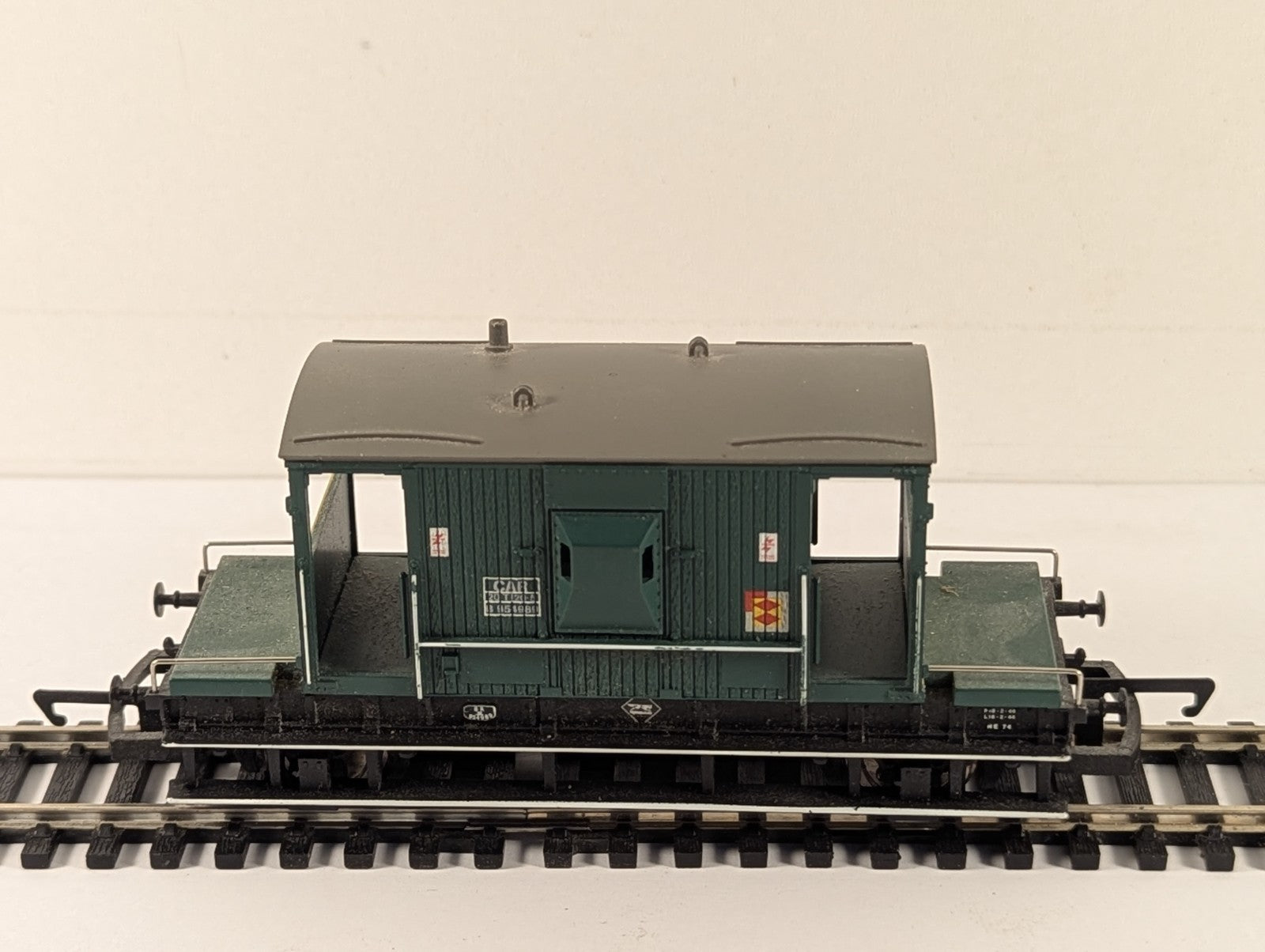 Hornby R6459 OO Gauge Brake Van - Railfreight Distribution