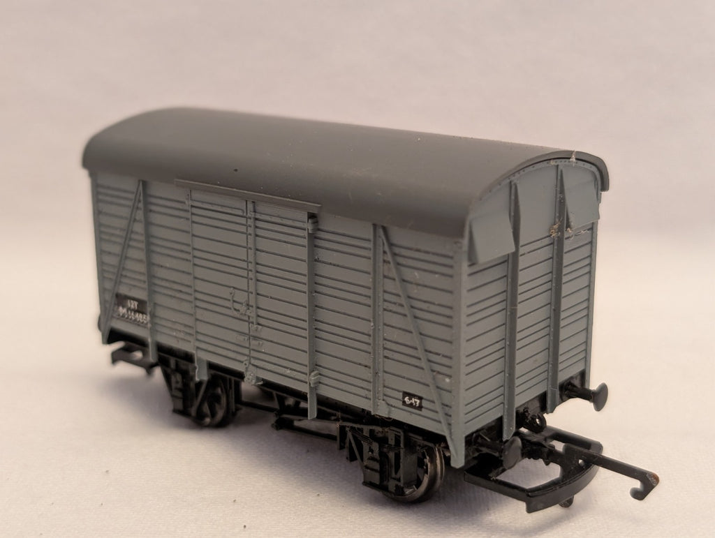Hornby OO Gauge 12T Ventilated Van Goods Wagon M16485 BR Grey