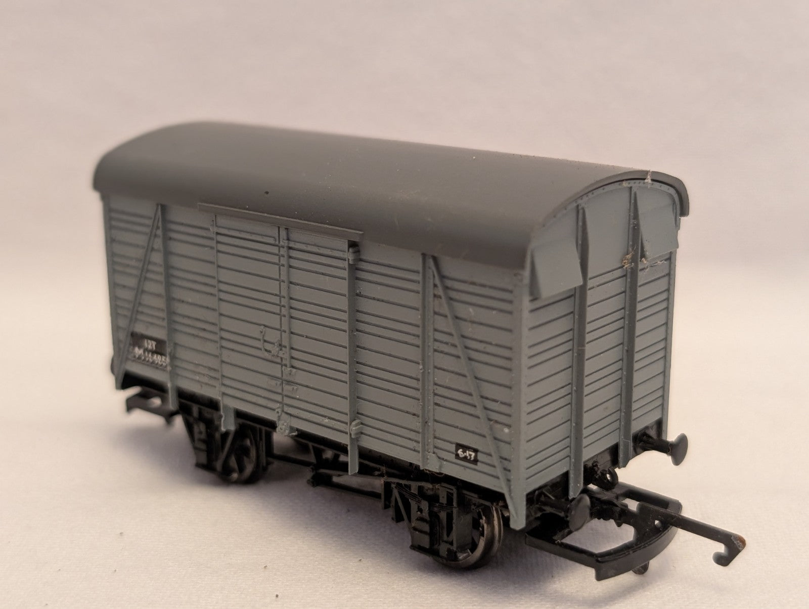 Hornby OO Gauge 12T Ventilated Van Goods Wagon M16485 BR Grey