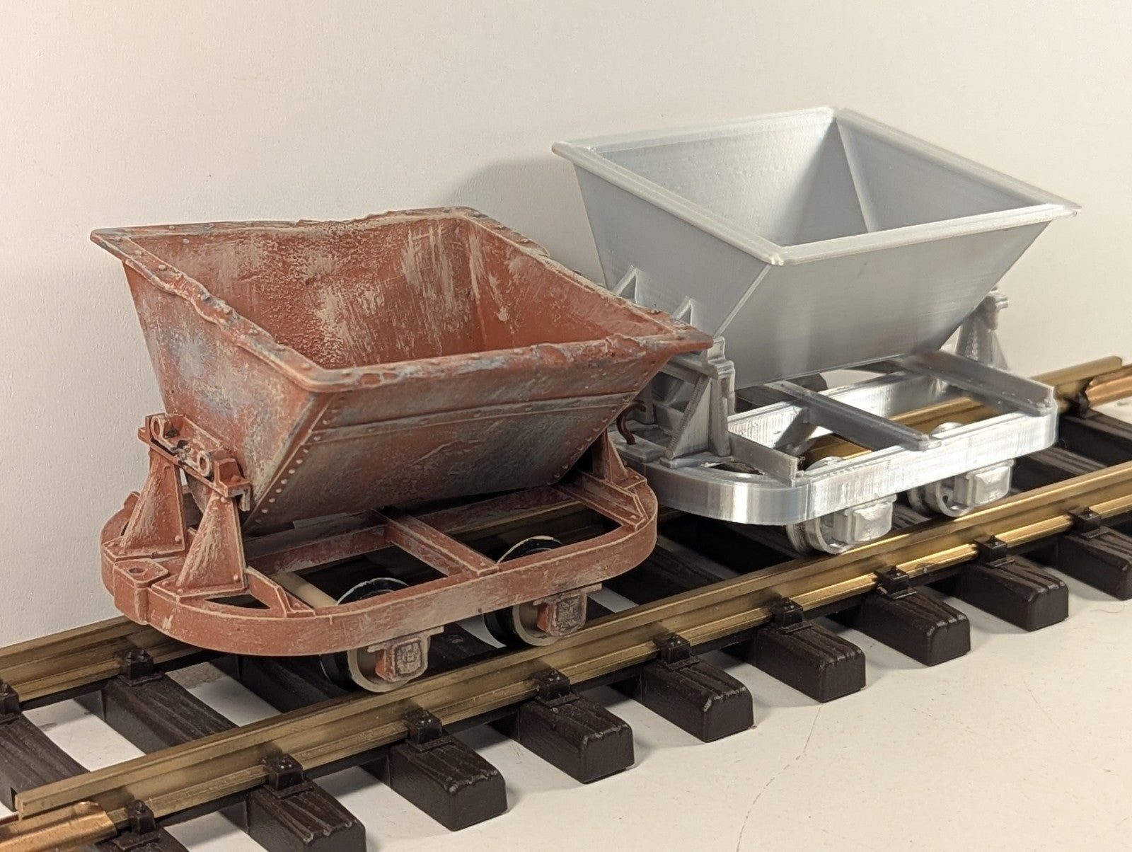 G Gauge Pair of Tipper Wagons