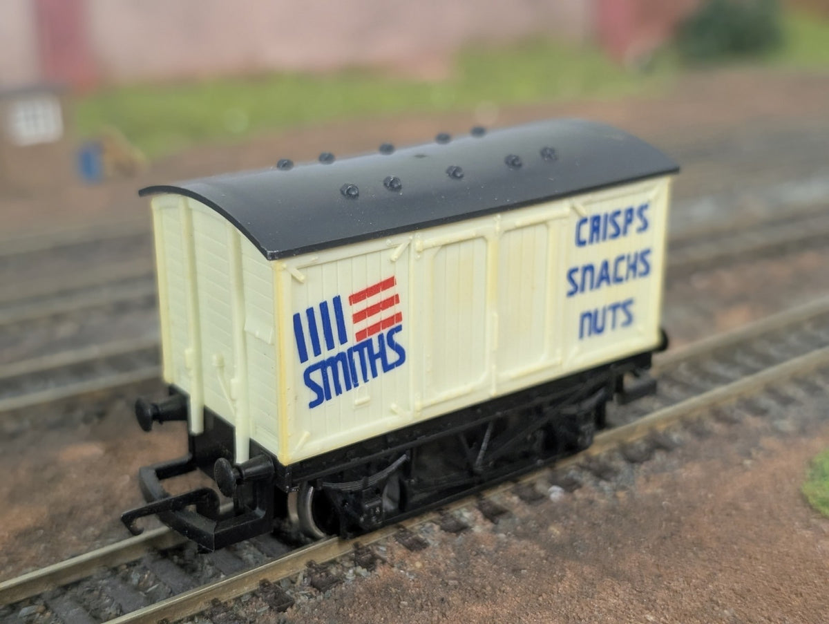 Hornby R135 Smiths Snacks Closed Van OO Gauge