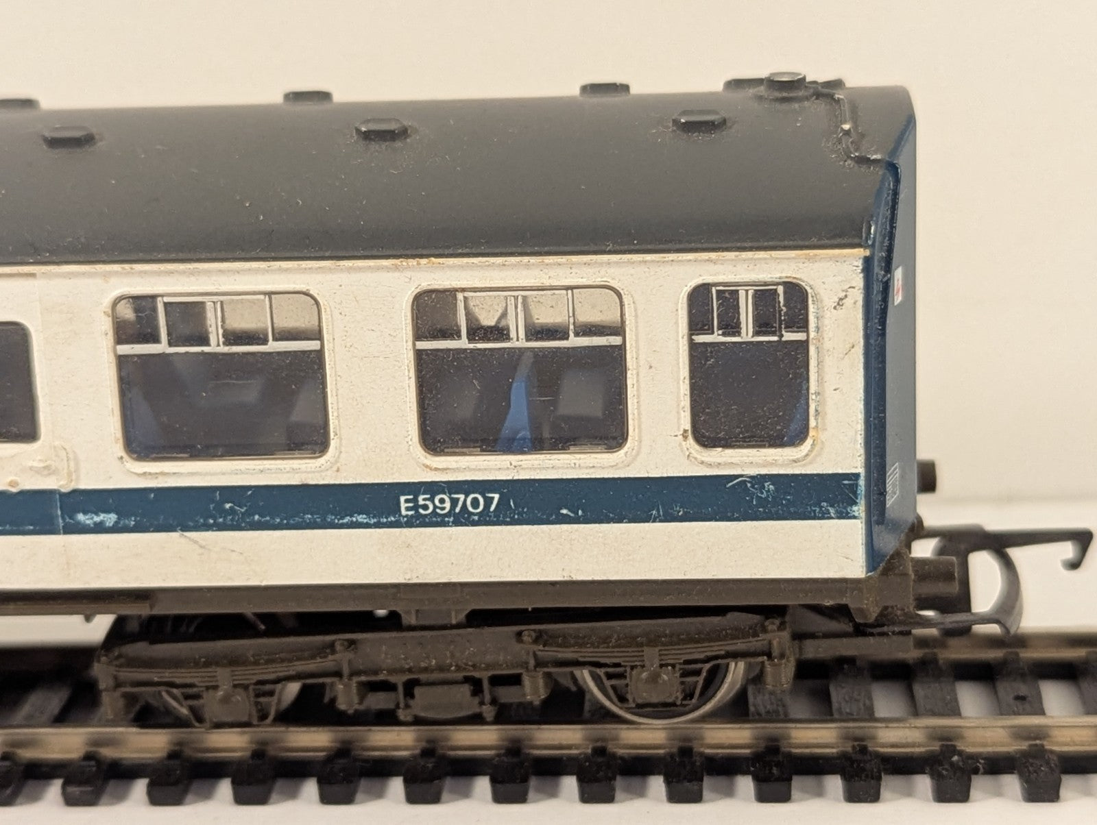 Hornby R698 OO Gauge Class 110 Centre Coach Missing Corridor End and buffers