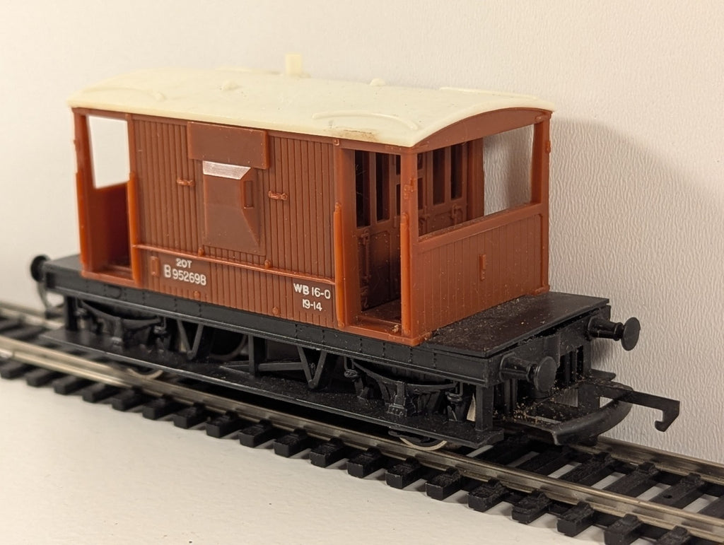 Hornby 20T Brake Van – Brown with Cream Roof – OO Gauge