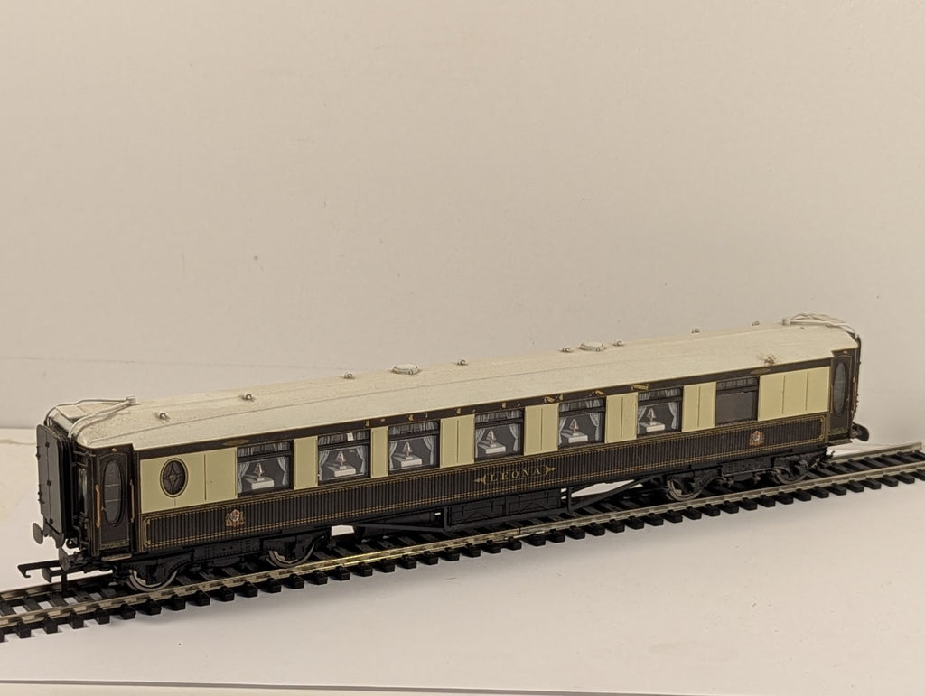 Hornby Pullman Car 'Leona' Passenger Coach Pullman Umber & Cream - Lights Up