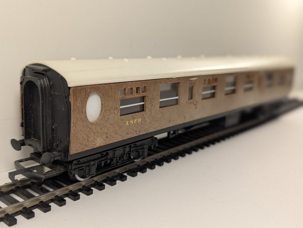 Hornby OO Gauge Gresley Composite Coach Passenger Coach 1010 LNER Teak R477