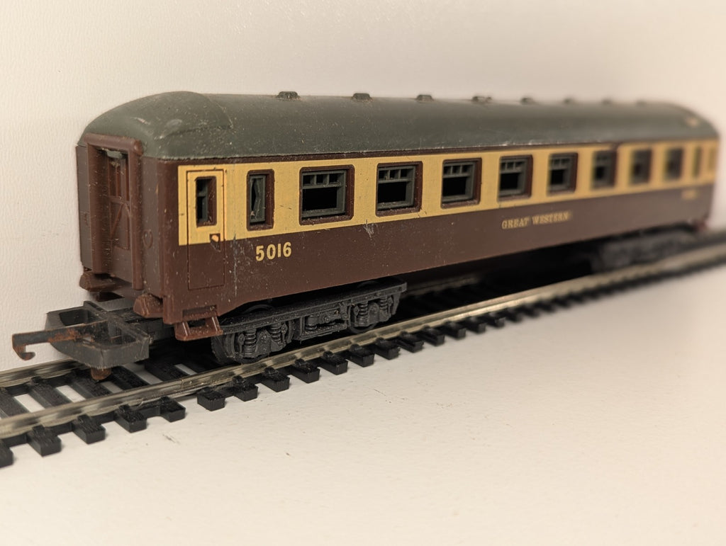 Lima OO Gauge GWR Passenger Coach No.5016
