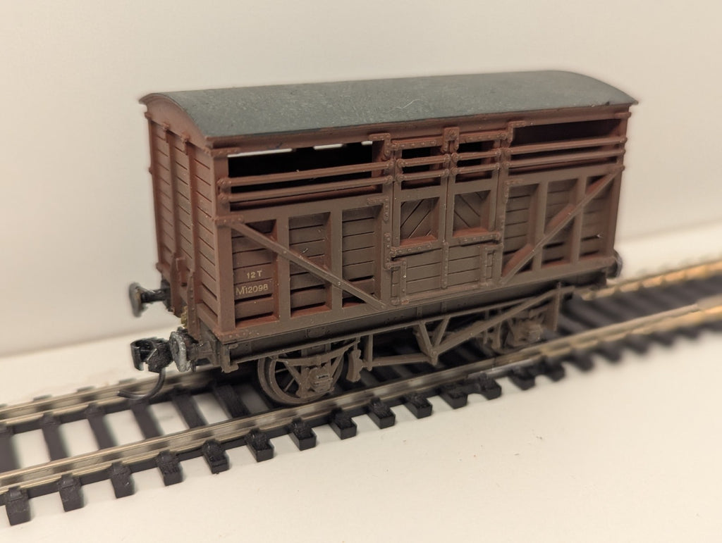Mainline 12-Ton Cattle Wagon – Weathered – Fitted with Kadee Couplings