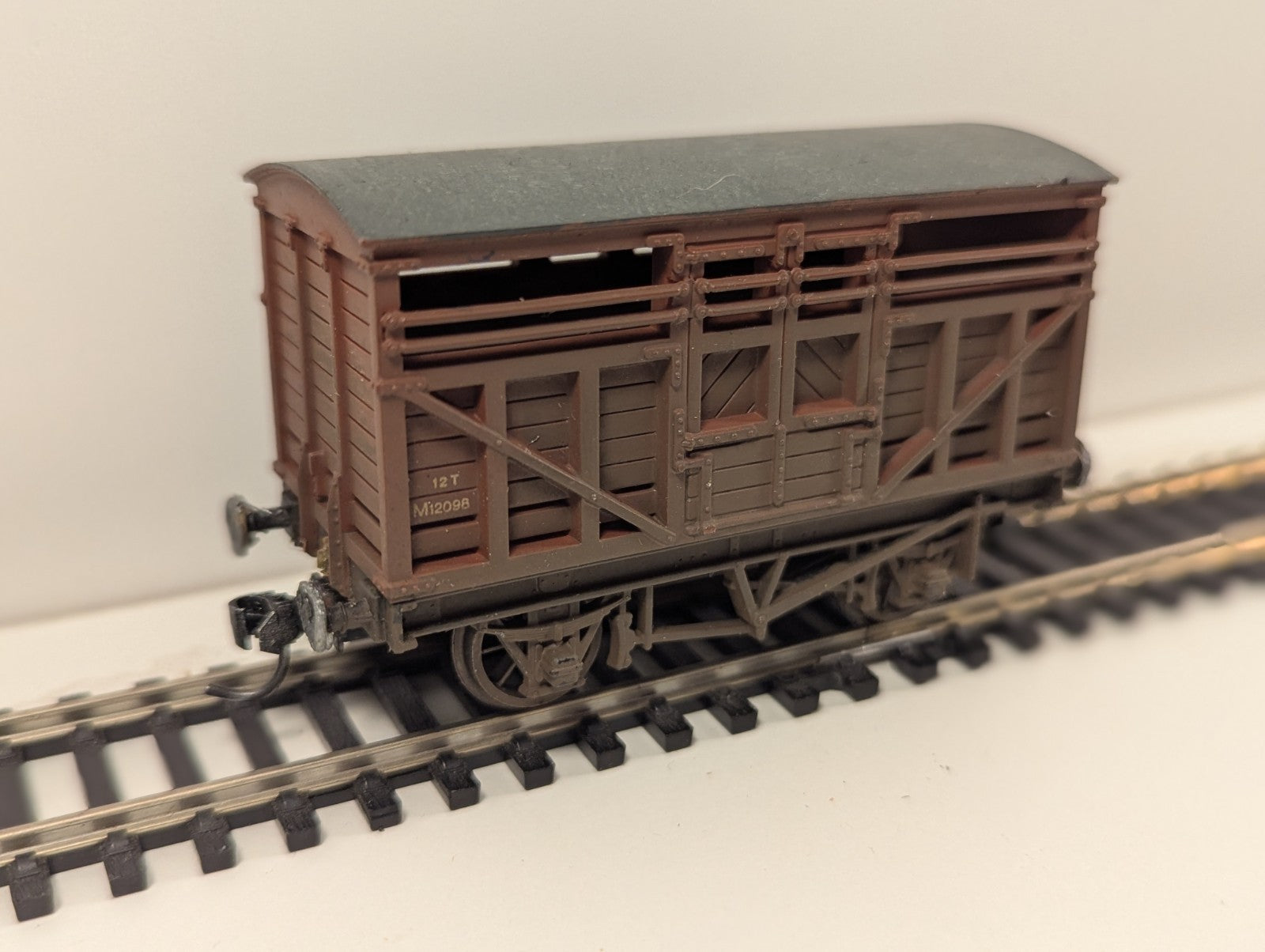 Mainline 12-Ton Cattle Wagon – Weathered – Fitted with Kadee Couplings