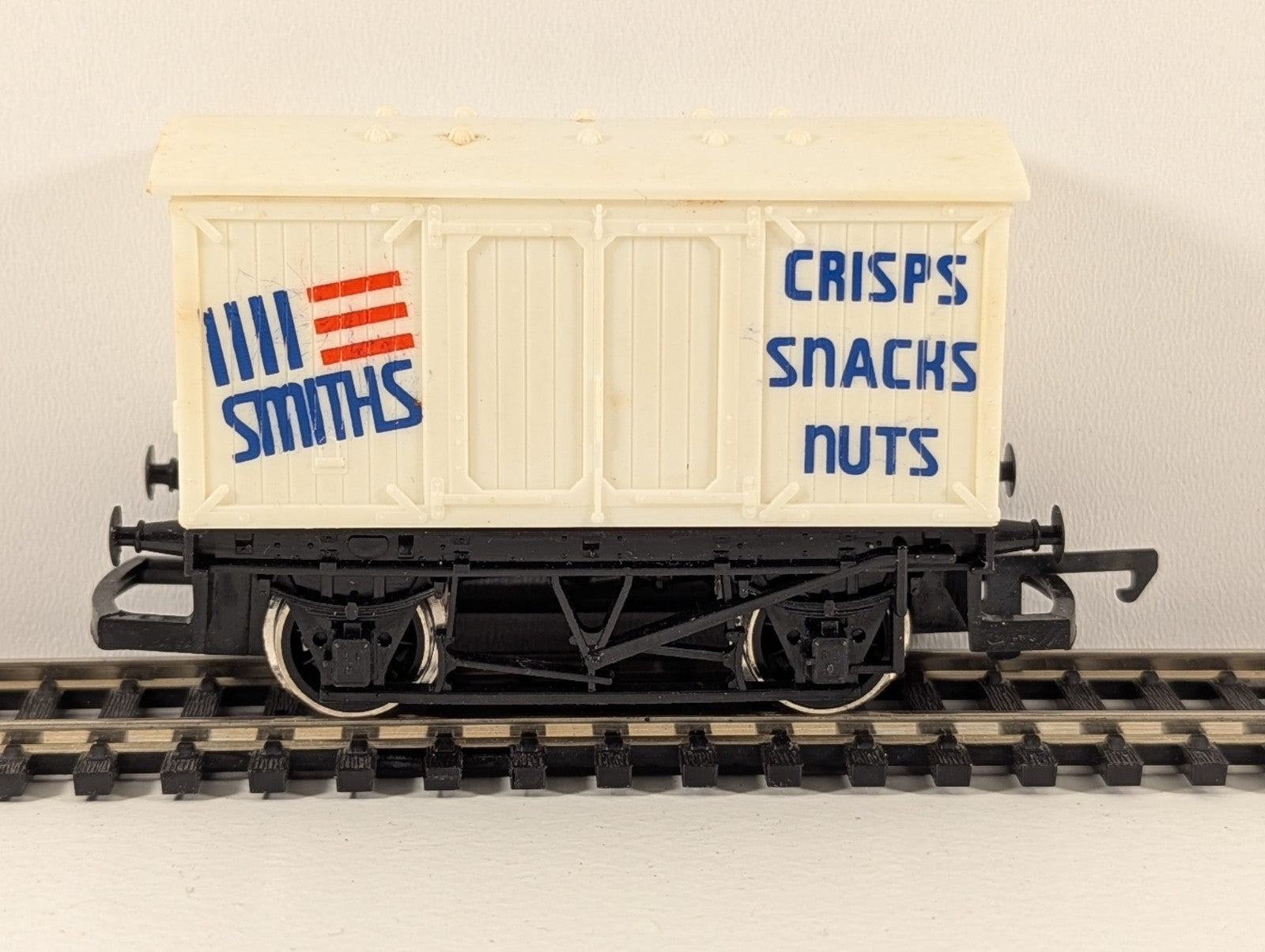 Hornby R135 ‘Smiths Crisps’ Closed Van