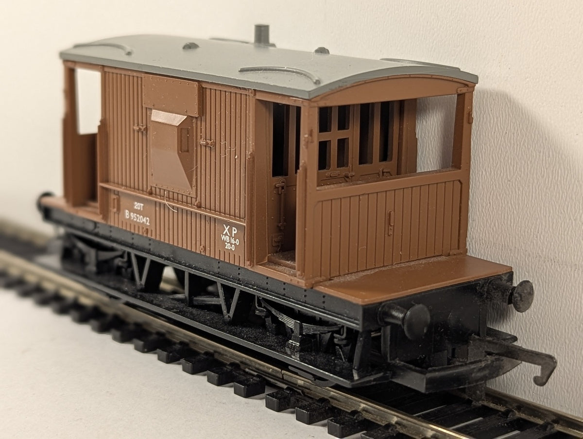 Hornby OO Gauge BR 20 Ton Goods Brake Van B952042 BR Bauxite