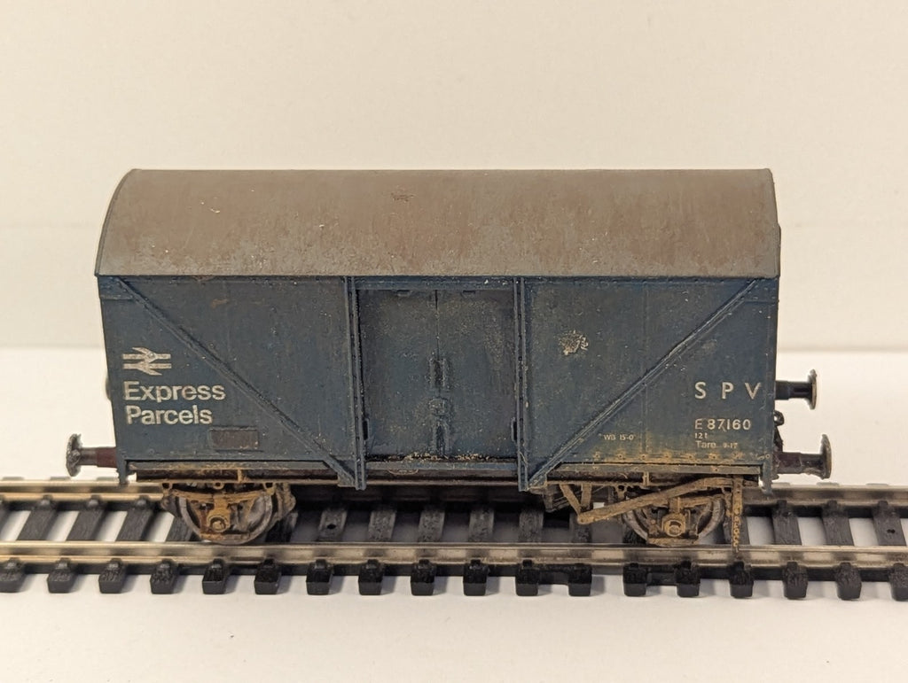 Hornby OO Gauge BR Blue SPV 12t Ventilated Van E87160 Weathered