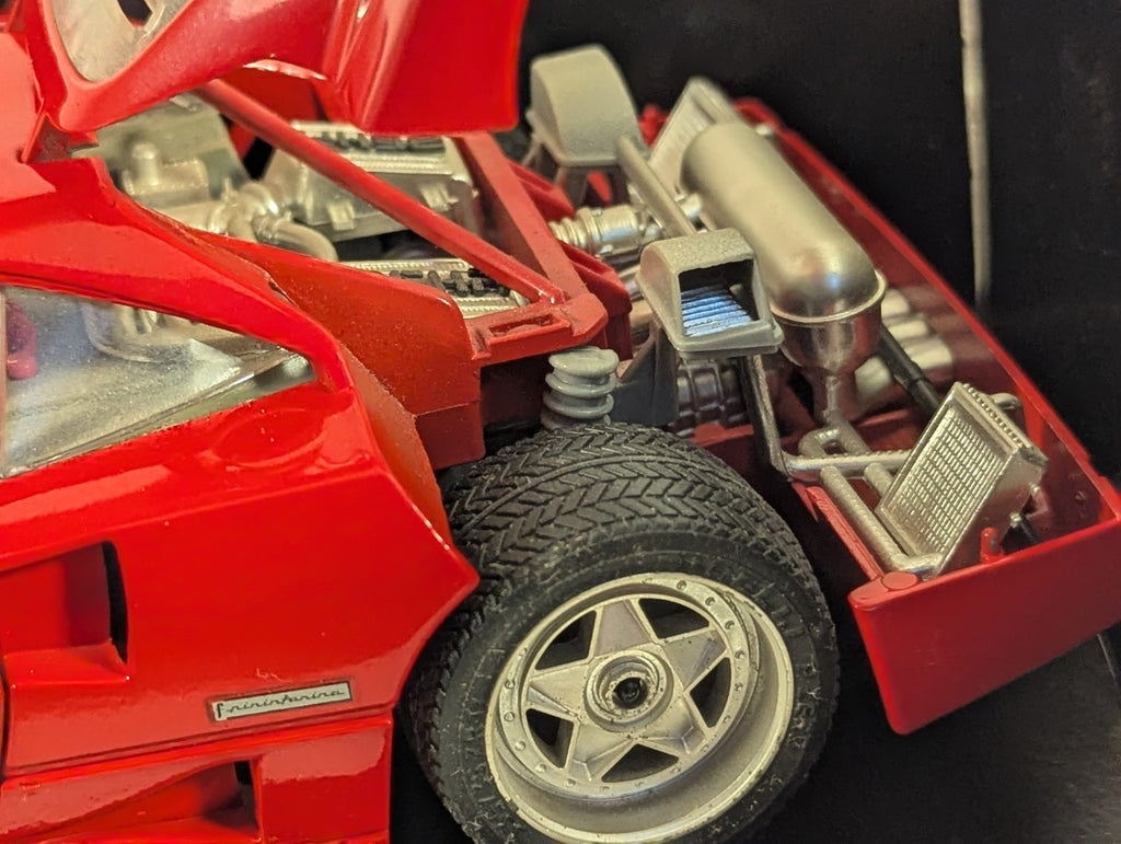 Bburago 1:18 Ferrari F40 (1987) Model Car Red 3032