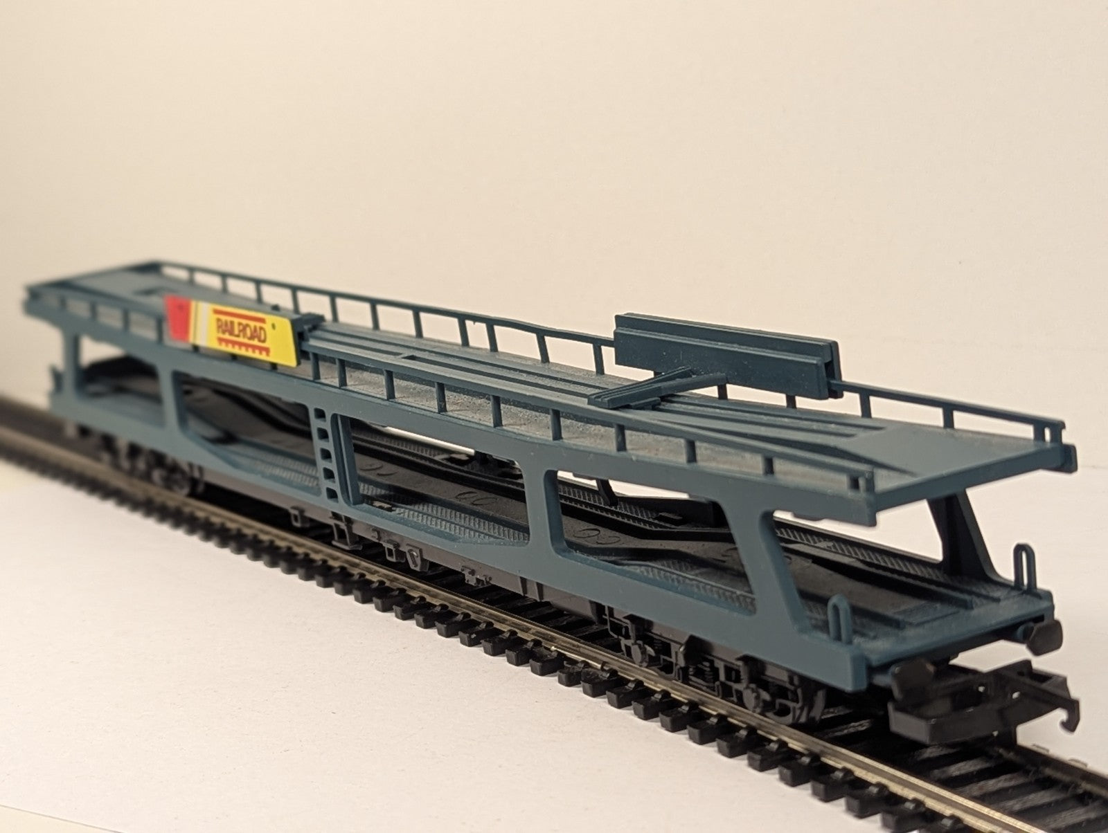 Hornby RailRoad OO Gauge R6423 Double Deck Car Transporter Wagon