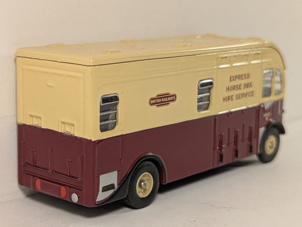 Corgi 1:76 Scale Harrington Horsebox Road Vehicle 1420 D M