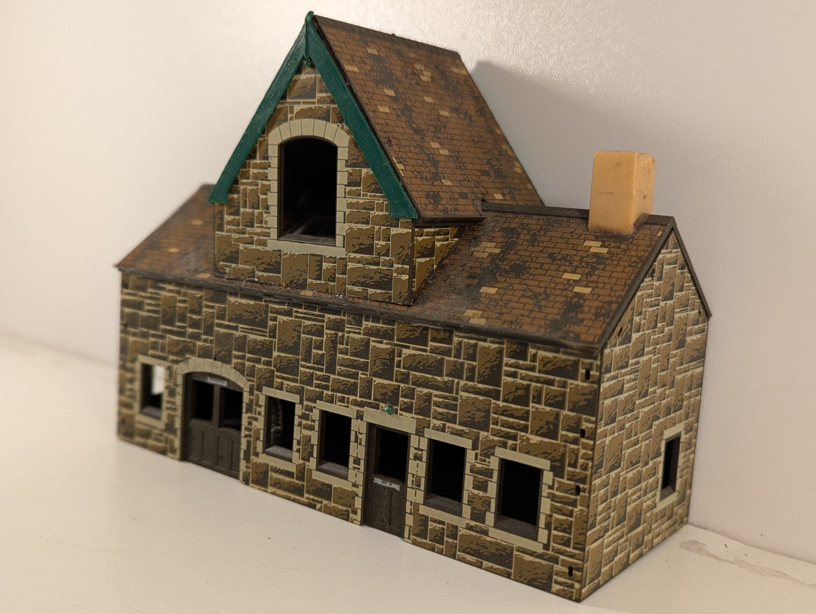 Hornby R524 Booking Hall – Missing Pieces