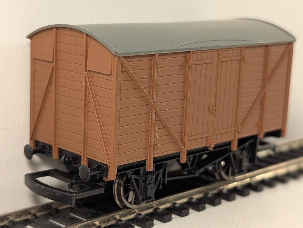 Hornby OO Gauge 12 Ton Ventilated Van Unbranded Brown
