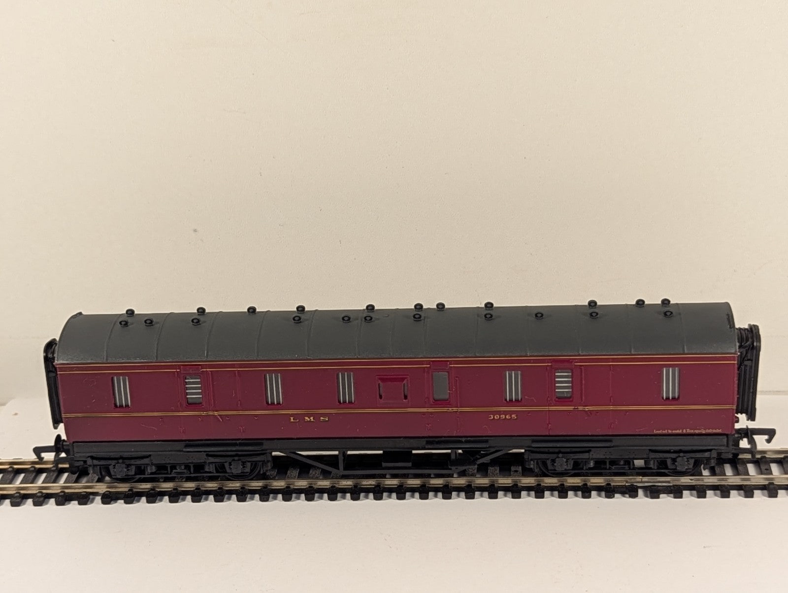 Mainline 37118 LMS 50ft Parcels Van BG Maroon OO Gauge Boxed