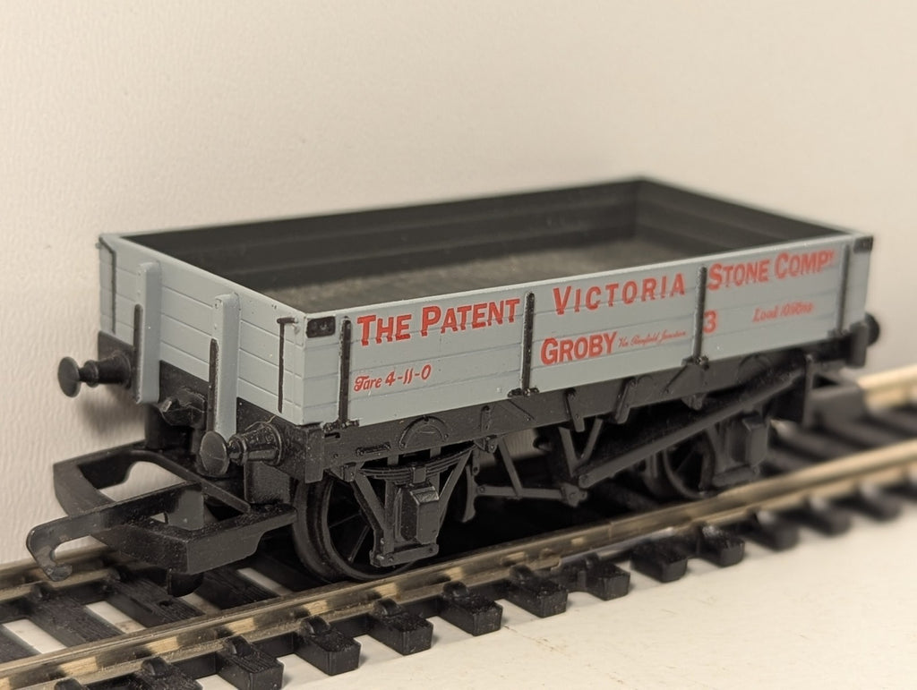 Hornby R151 OO Gauge The Patent Victoria Stone Company 3 Plank Wagon Boxed
