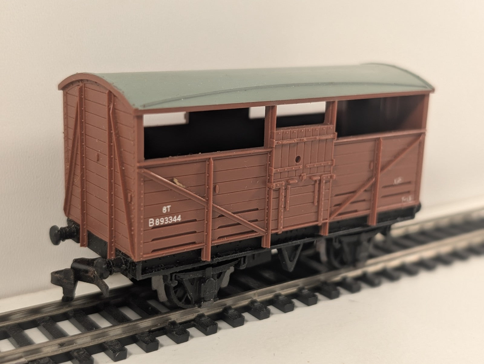 Hornby Dublo 8 Ton Cattle Wagon B893344 in BR Brown