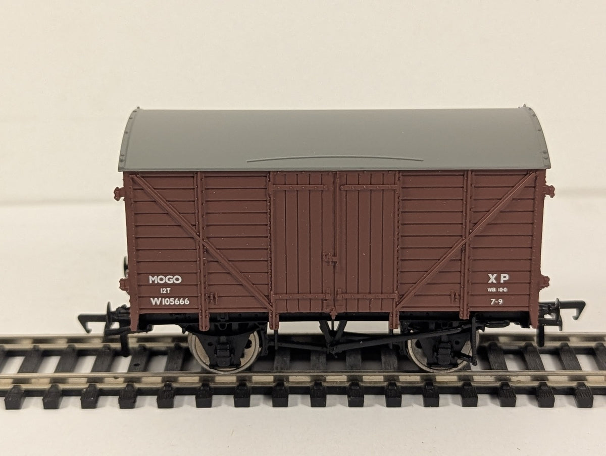 Bachmann OO Gauge 12 Ton Mogo Van Goods Van W105666 BR Brown 37-777
