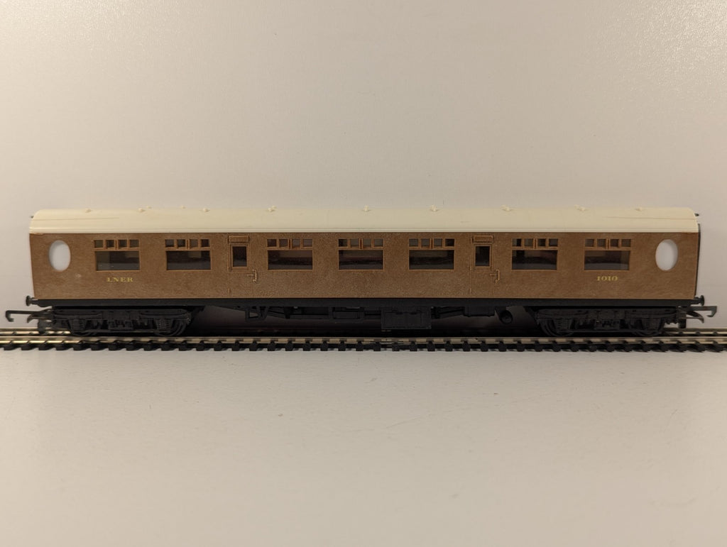 Hornby R745 OO Gauge LNER Teak Full Third Coach